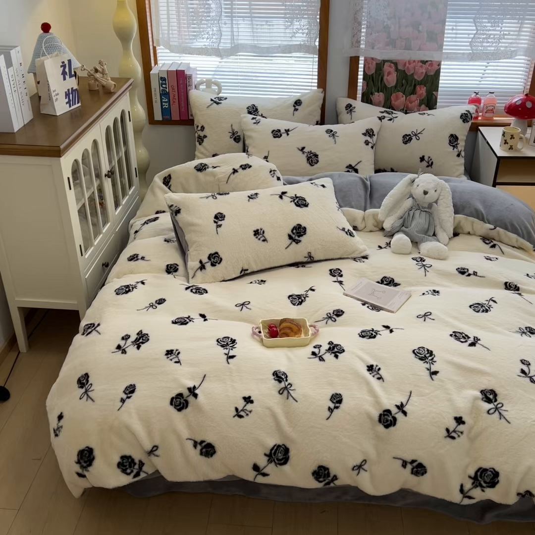 91家纺网 家纺一手货源 找家纺 妖妖家纺 2025新款加厚印花兔毛绒保暖四件套 手捧玫瑰