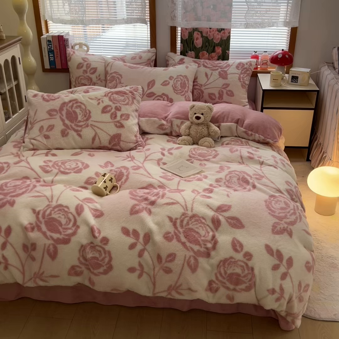 91家纺网 家纺一手货源 找家纺 妖妖家纺 2025新款加厚印花兔毛绒保暖四件套 丝绒玫瑰