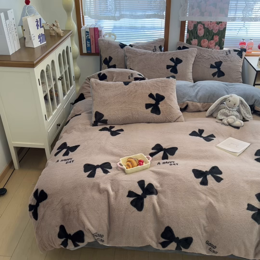 91家纺网 家纺一手货源 找家纺 妖妖家纺 2025新款加厚印花兔毛绒保暖四件套 少女心蝴蝶结