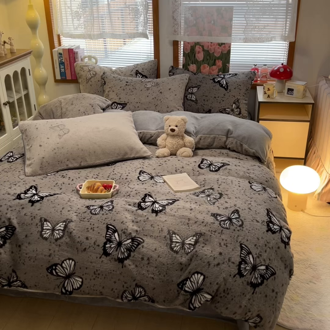 91家纺网 家纺一手货源 找家纺 妖妖家纺 2025新款加厚印花兔毛绒保暖四件套 夏夜梦蝶