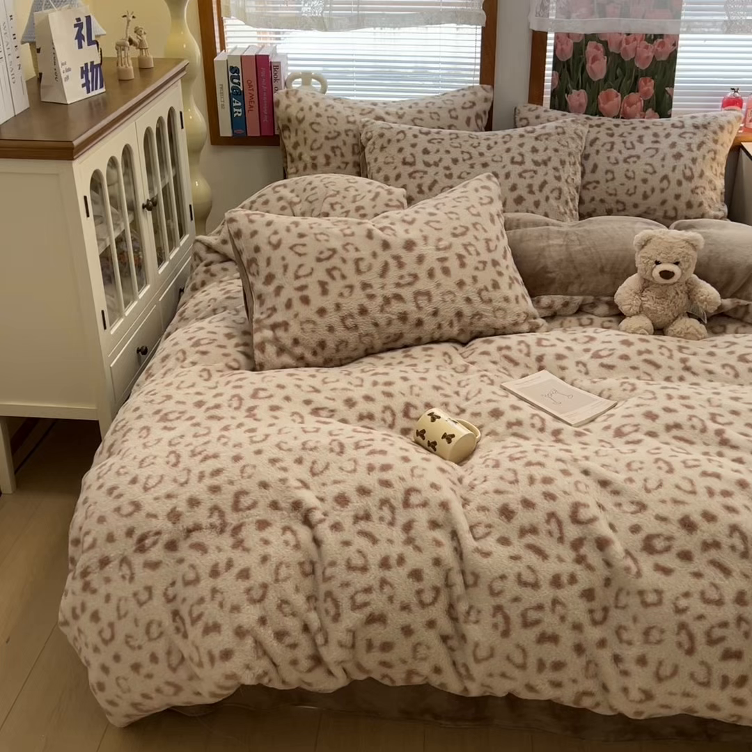 91家纺网 家纺一手货源 找家纺 妖妖家纺 2025新款加厚印花兔毛绒保暖四件套 雪域豹纹