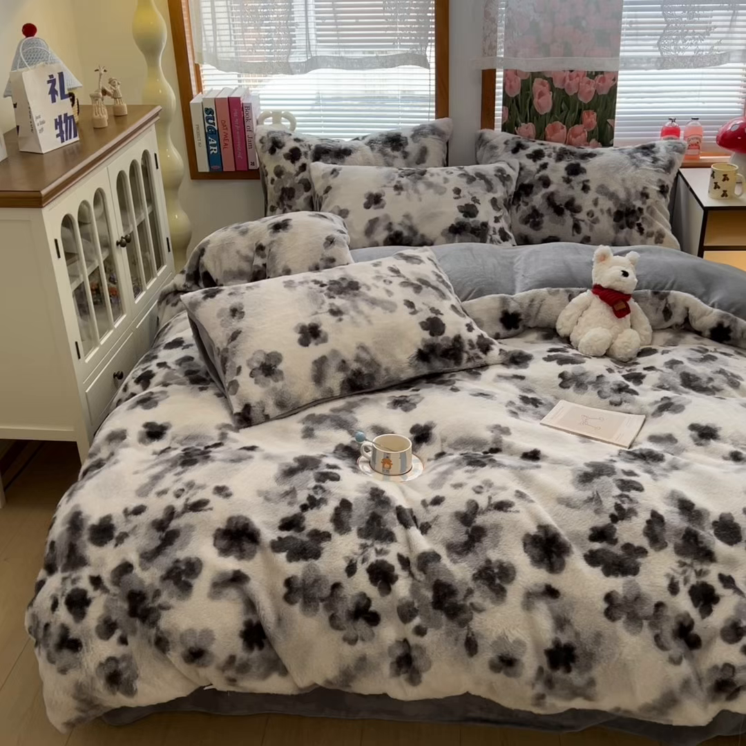 91家纺网 家纺一手货源 找家纺 妖妖家纺 2025新款加厚印花兔毛绒保暖四件套 墨染