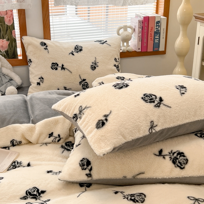 91家纺网 家纺一手货源 找家纺 妖妖家纺 2025新款加厚印花兔毛绒保暖四件套 手捧玫瑰