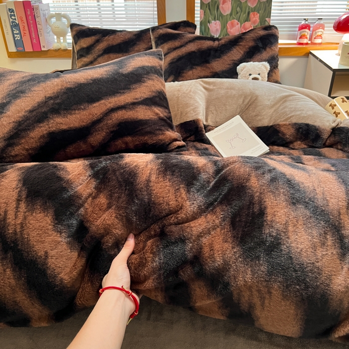 91家纺网 家纺一手货源 找家纺 妖妖家纺 2025新款加厚印花兔毛绒保暖四件套 斑斓可可