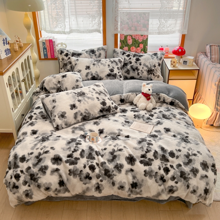 91家纺网 家纺一手货源 找家纺 妖妖家纺 2025新款加厚印花兔毛绒保暖四件套 墨染