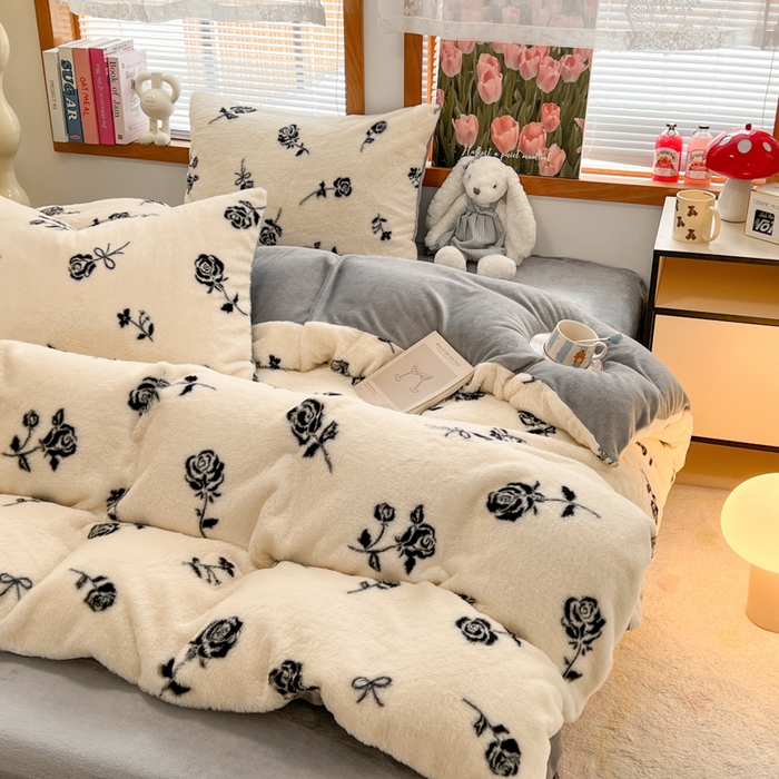 91家纺网 家纺一手货源 找家纺 妖妖家纺 2025新款加厚印花兔毛绒保暖四件套 手捧玫瑰