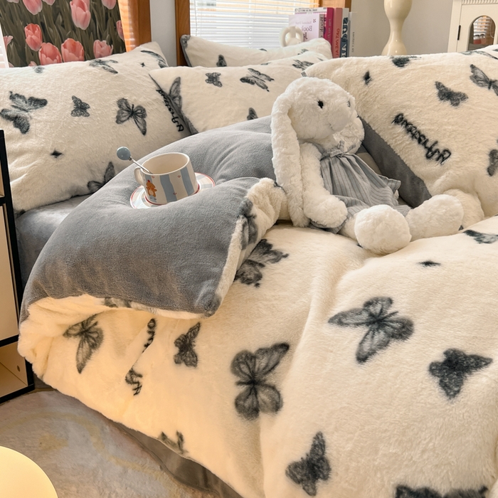 91家纺网 家纺一手货源 找家纺 妖妖家纺 2025新款加厚印花兔毛绒保暖四件套 幻蝶