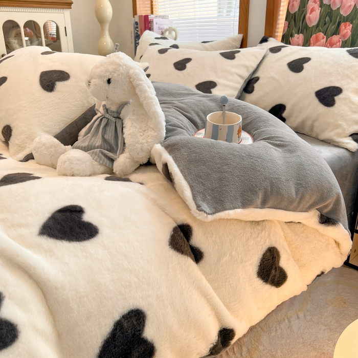 91家纺网 家纺一手货源 找家纺 妖妖家纺 2025新款加厚印花兔毛绒保暖四件套 心跳