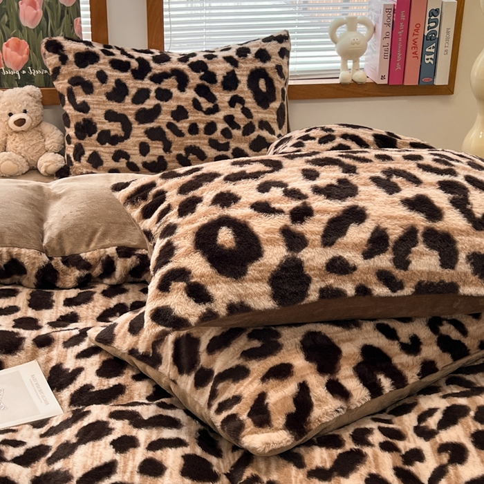 91家纺网 家纺一手货源 找家纺 妖妖家纺 2025新款加厚印花兔毛绒保暖四件套 小棕豹