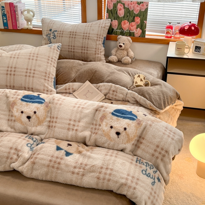 91家纺网 家纺一手货源 找家纺 妖妖家纺 2025新款加厚印花兔毛绒保暖四件套 萌萌奶熊