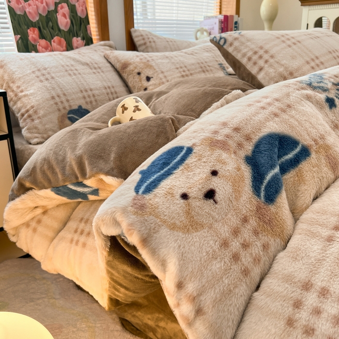 91家纺网 家纺一手货源 找家纺 妖妖家纺 2025新款加厚印花兔毛绒保暖四件套 萌萌奶熊