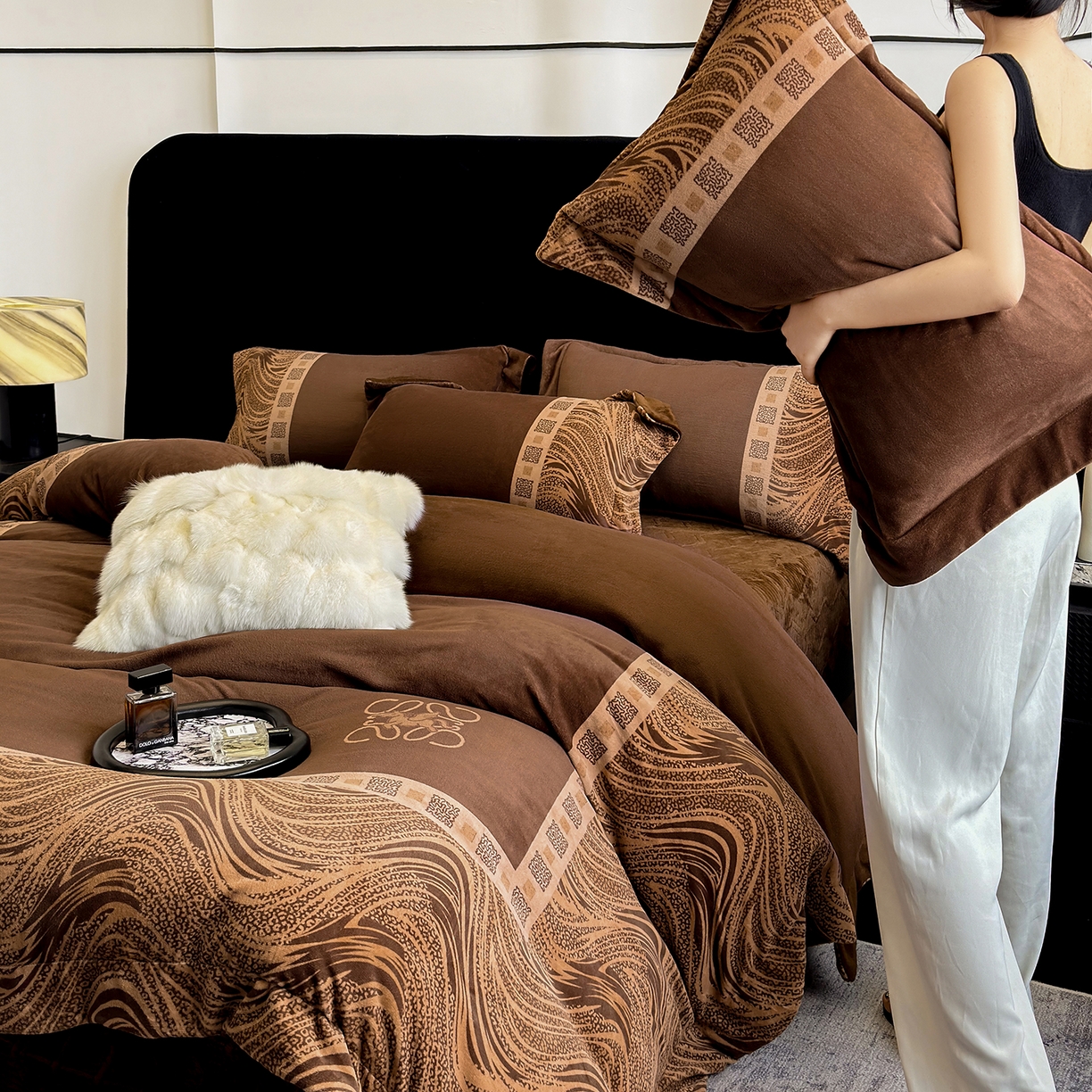 91家纺网 家纺一手货源 找家纺 新方向 2025新款全消光A类数码印花牛奶绒四件套-贝斯 贝斯-咖啡