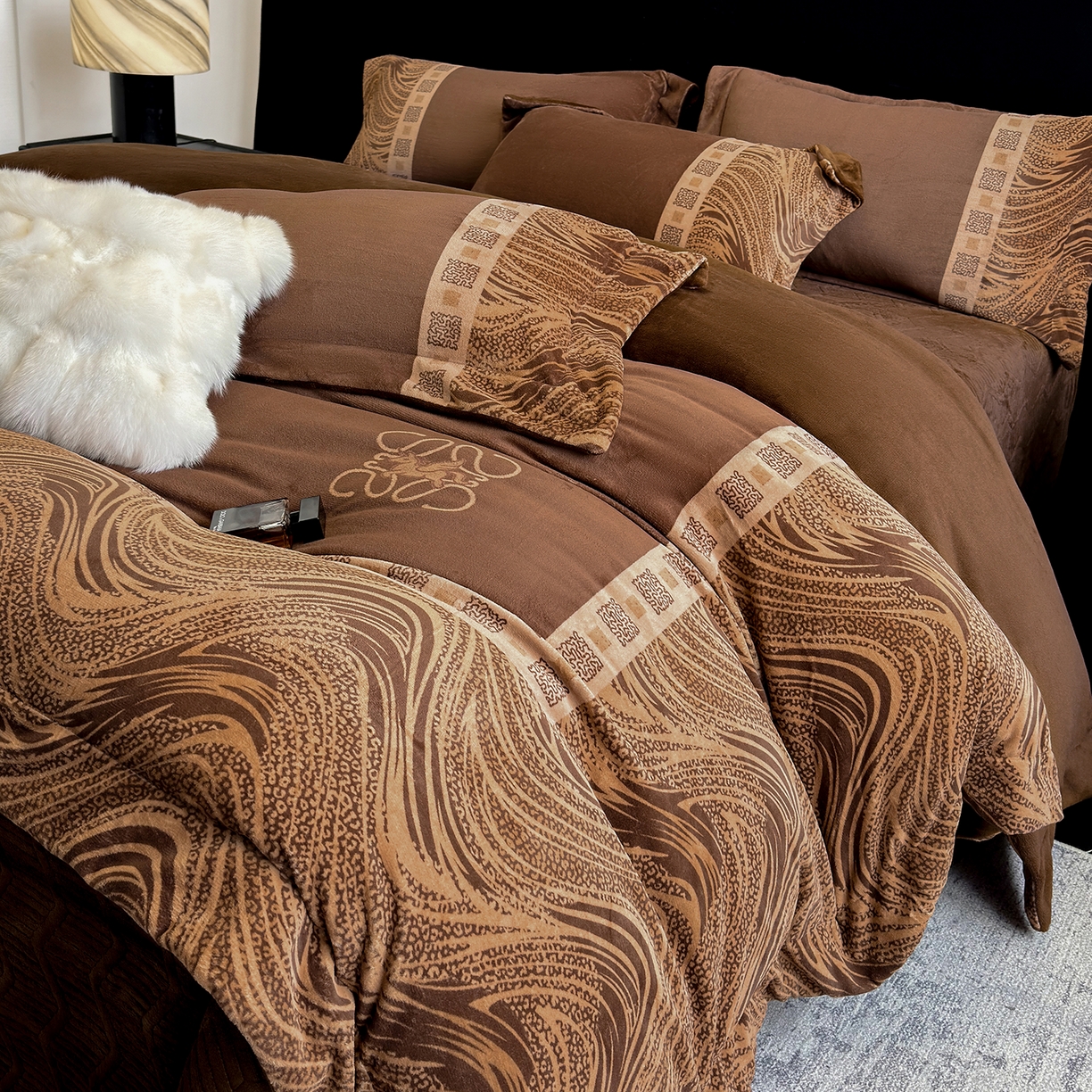 91家纺网 家纺一手货源 找家纺 新方向 2025新款全消光A类数码印花牛奶绒四件套-贝斯 贝斯-咖啡