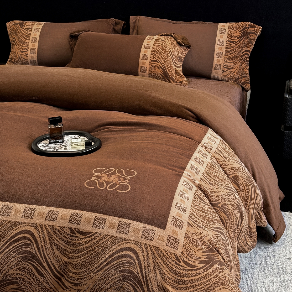 91家纺网 家纺一手货源 找家纺 新方向 2025新款全消光A类数码印花牛奶绒四件套-贝斯 贝斯-咖啡