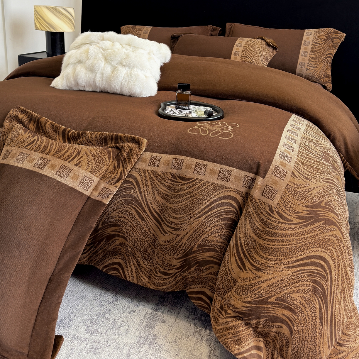 91家纺网 家纺一手货源 找家纺 新方向 2025新款全消光A类数码印花牛奶绒四件套-贝斯 贝斯-咖啡