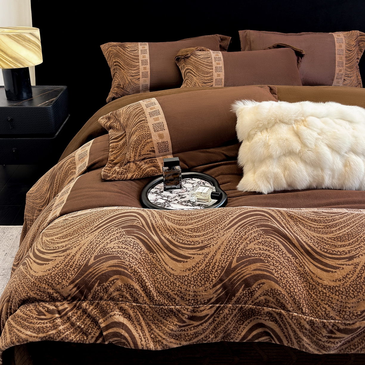 91家纺网 家纺一手货源 找家纺 新方向 2025新款全消光A类数码印花牛奶绒四件套-贝斯 贝斯-咖啡