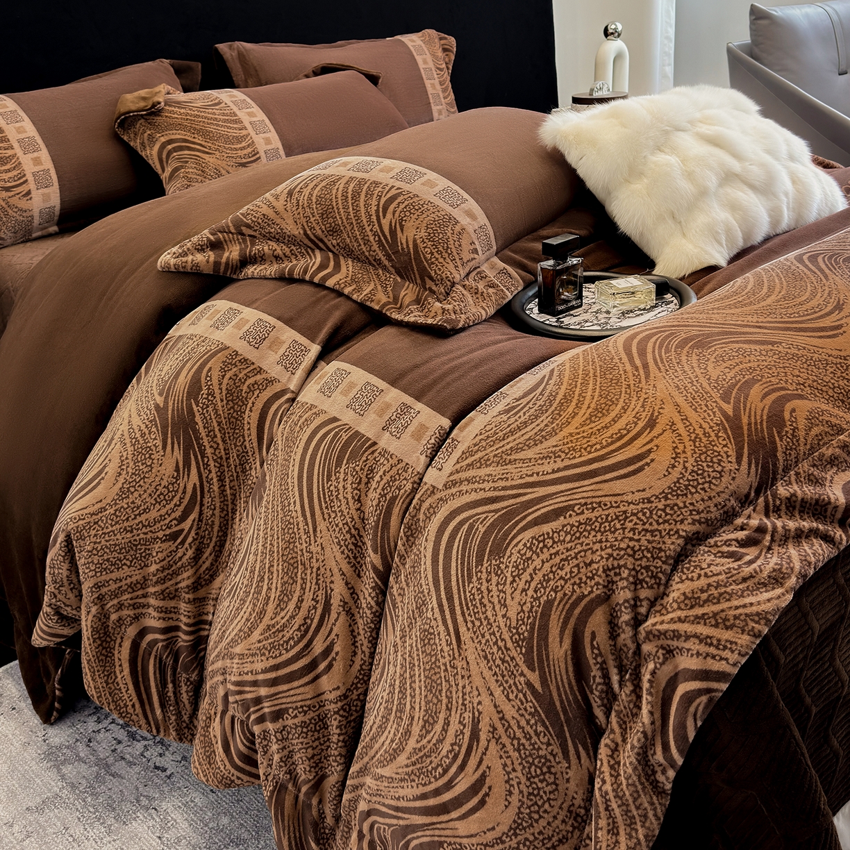 91家纺网 家纺一手货源 找家纺 新方向 2025新款全消光A类数码印花牛奶绒四件套-贝斯 贝斯-咖啡