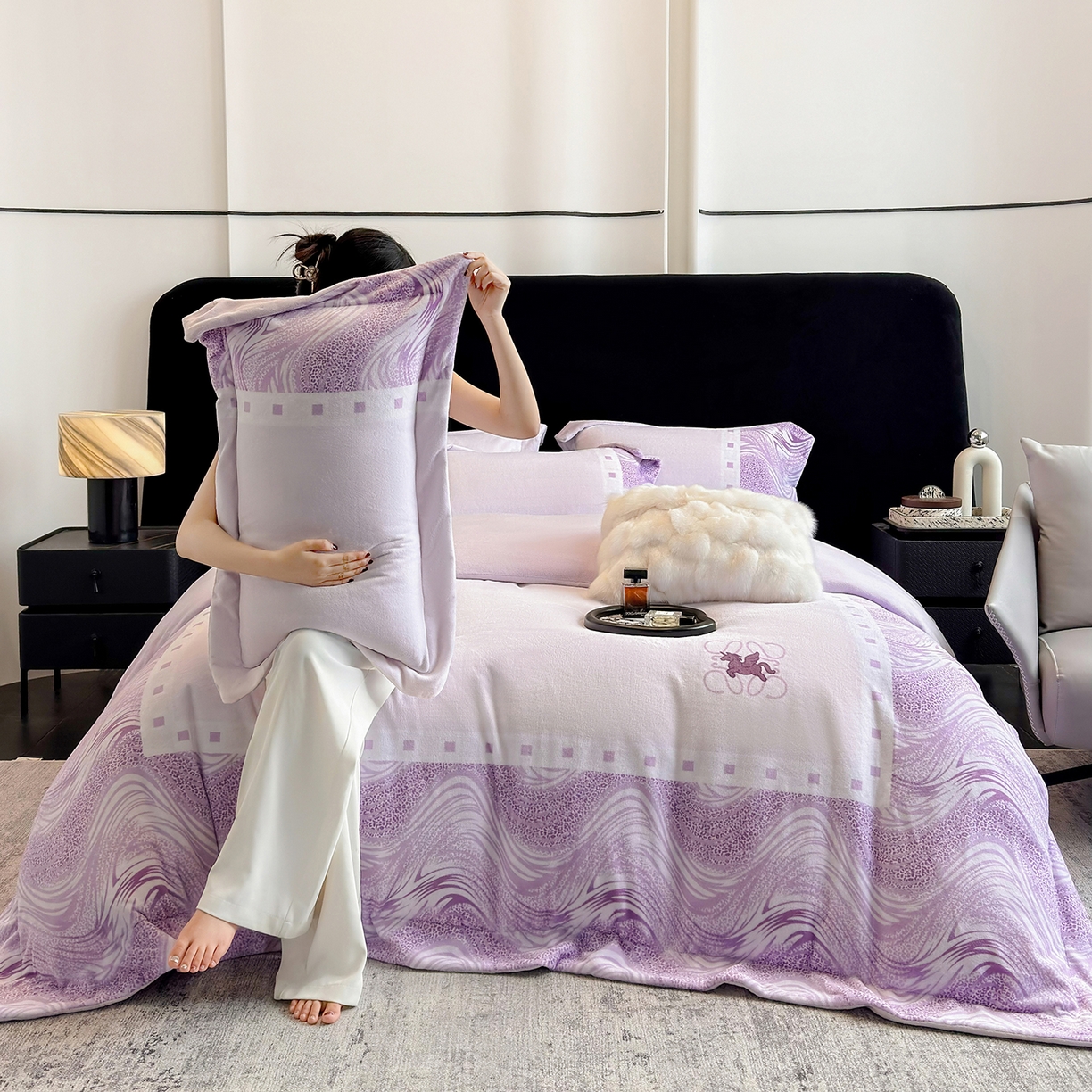 91家纺网 家纺一手货源 找家纺 新方向 2025新款全消光A类数码印花牛奶绒四件套-贝斯 贝斯-魅紫