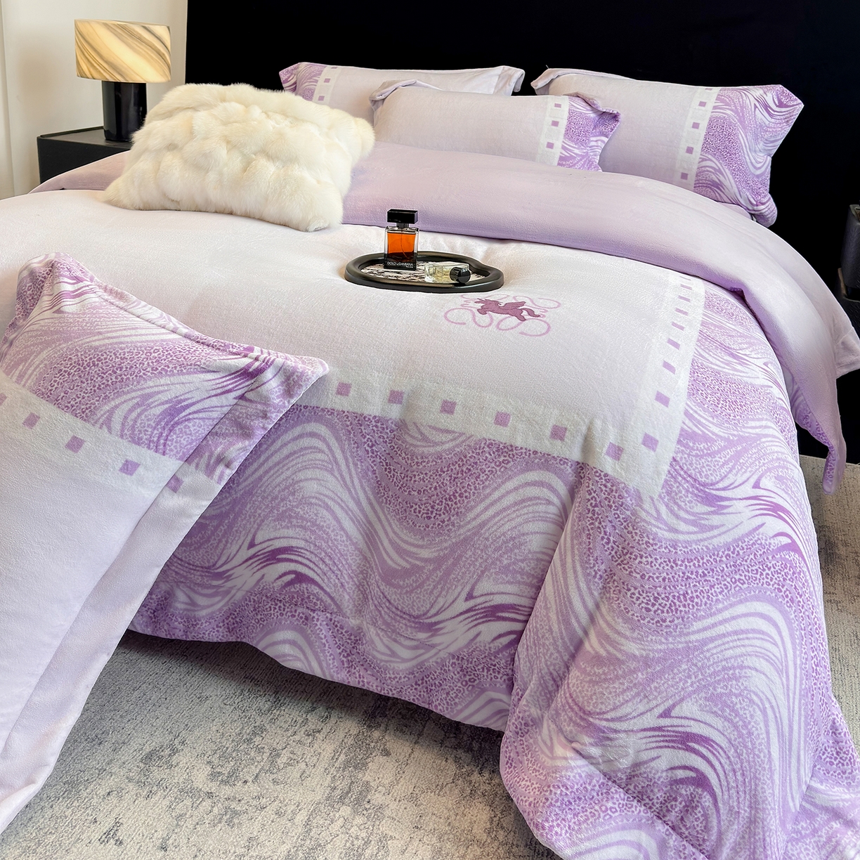 91家纺网 家纺一手货源 找家纺 新方向 2025新款全消光A类数码印花牛奶绒四件套-贝斯 贝斯-魅紫