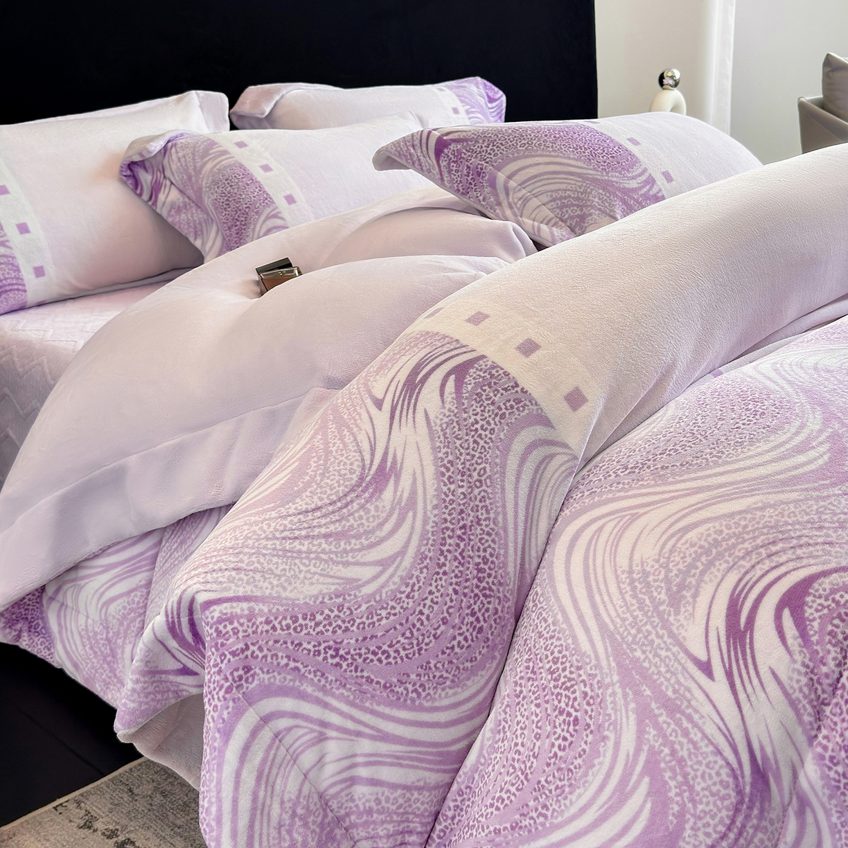 91家纺网 家纺一手货源 找家纺 新方向 2025新款全消光A类数码印花牛奶绒四件套-贝斯 贝斯-魅紫