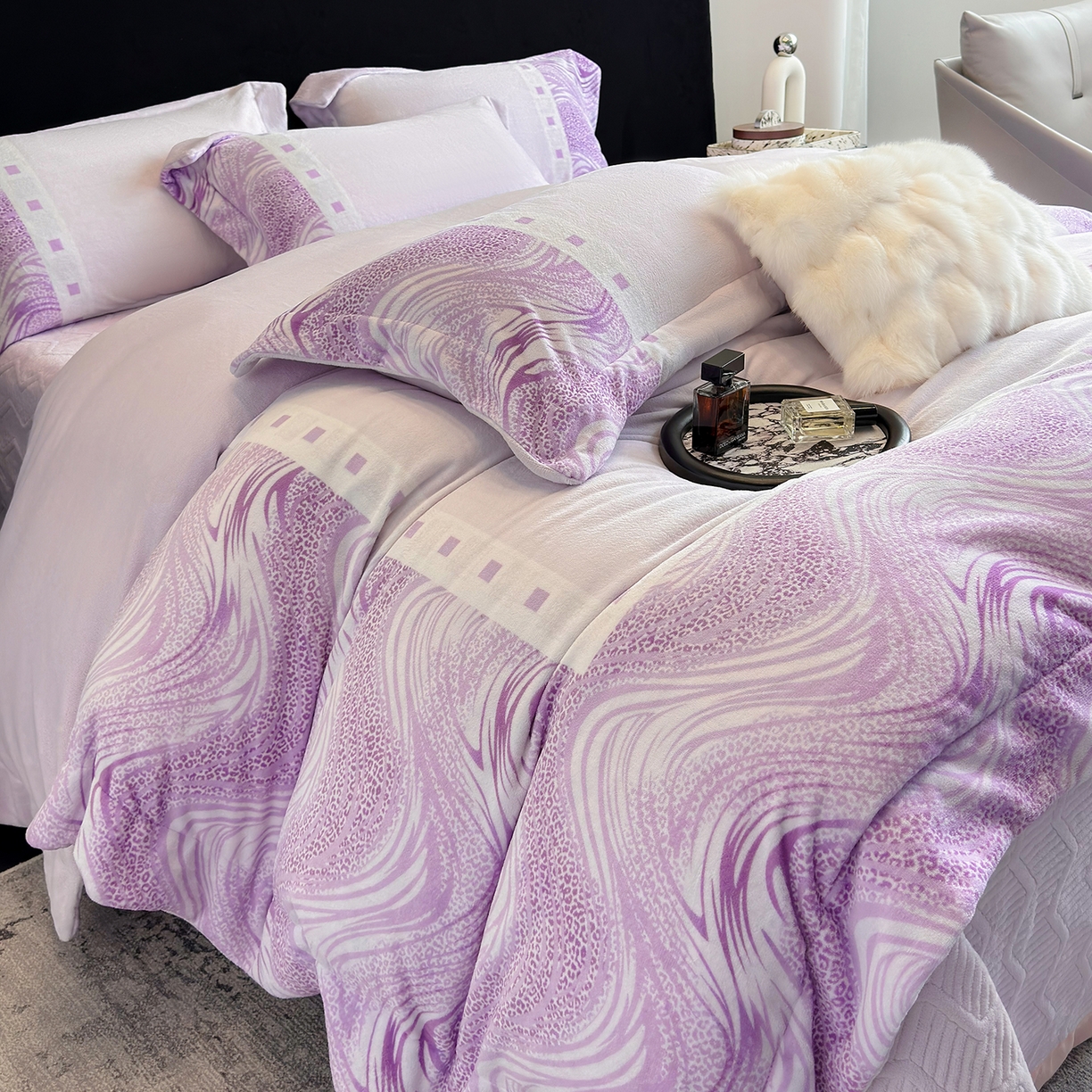 91家纺网 家纺一手货源 找家纺 新方向 2025新款全消光A类数码印花牛奶绒四件套-贝斯 贝斯-魅紫