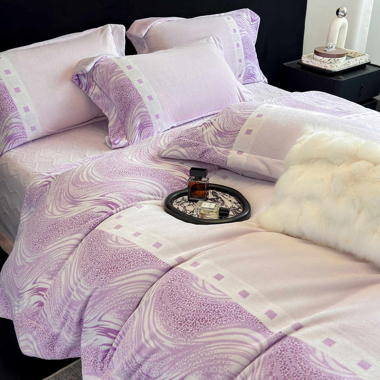 91家纺网 家纺一手货源 找家纺 新方向 2025新款全消光A类数码印花牛奶绒四件套-贝斯 贝斯-魅紫
