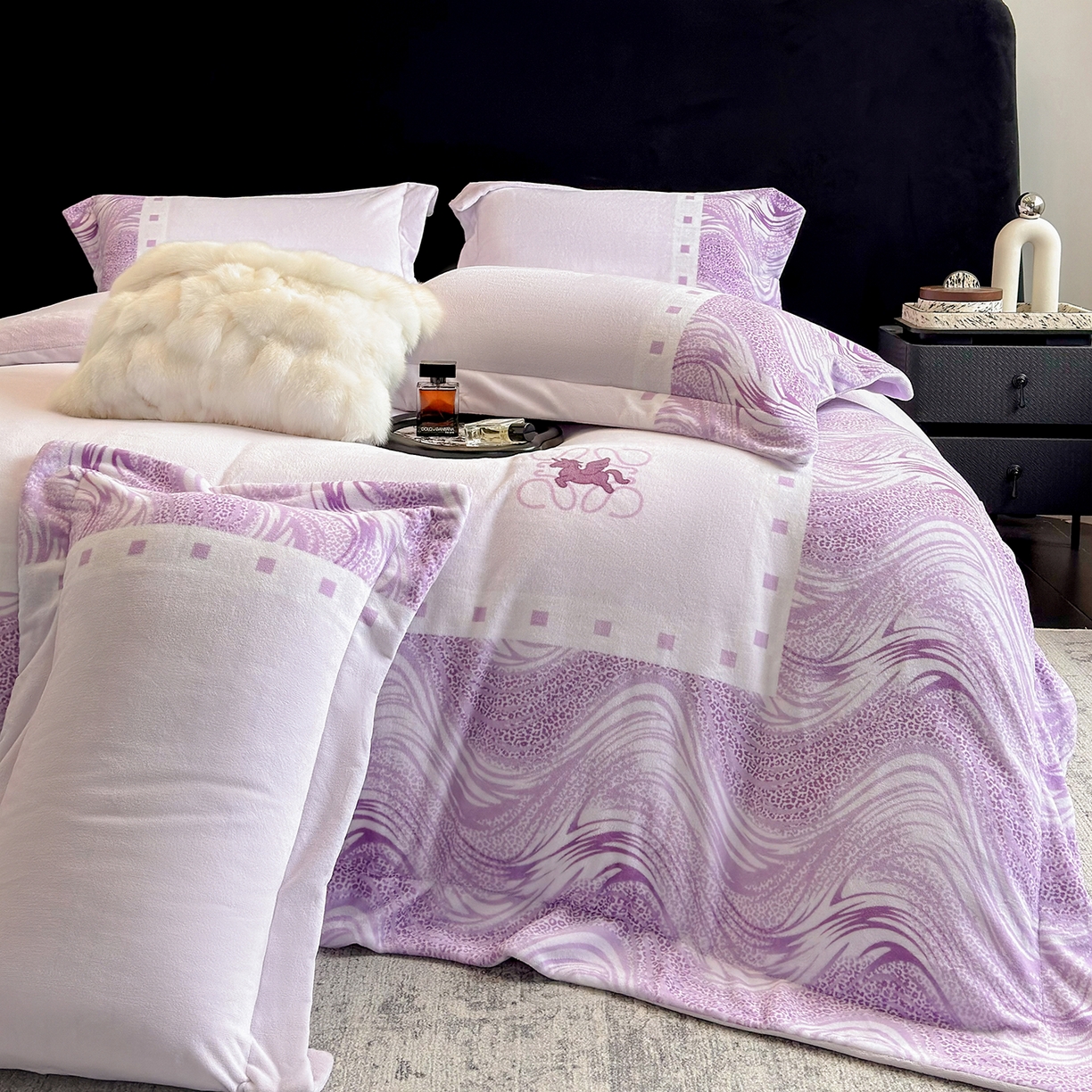 91家纺网 家纺一手货源 找家纺 新方向 2025新款全消光A类数码印花牛奶绒四件套-贝斯 贝斯-魅紫