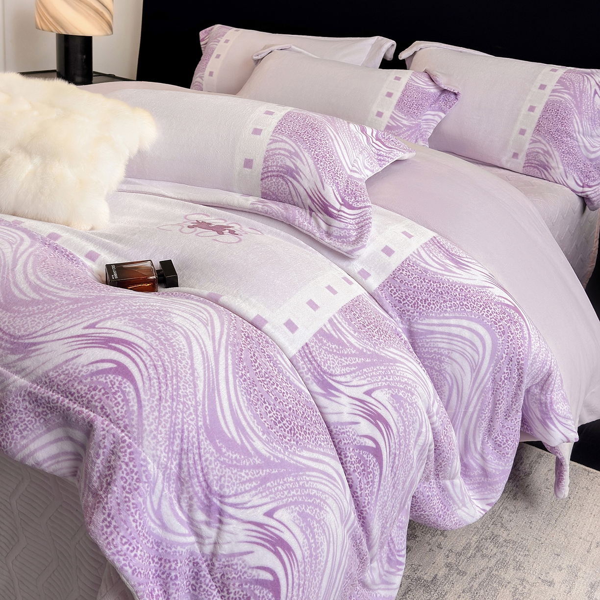 91家纺网 家纺一手货源 找家纺 新方向 2025新款全消光A类数码印花牛奶绒四件套-贝斯 贝斯-魅紫