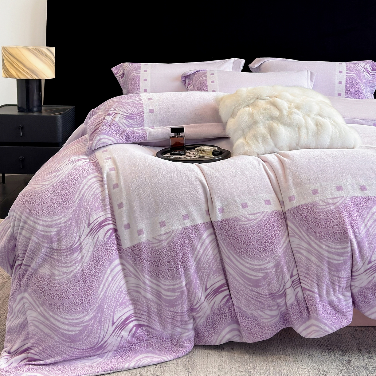 91家纺网 家纺一手货源 找家纺 新方向 2025新款全消光A类数码印花牛奶绒四件套-贝斯 贝斯-魅紫