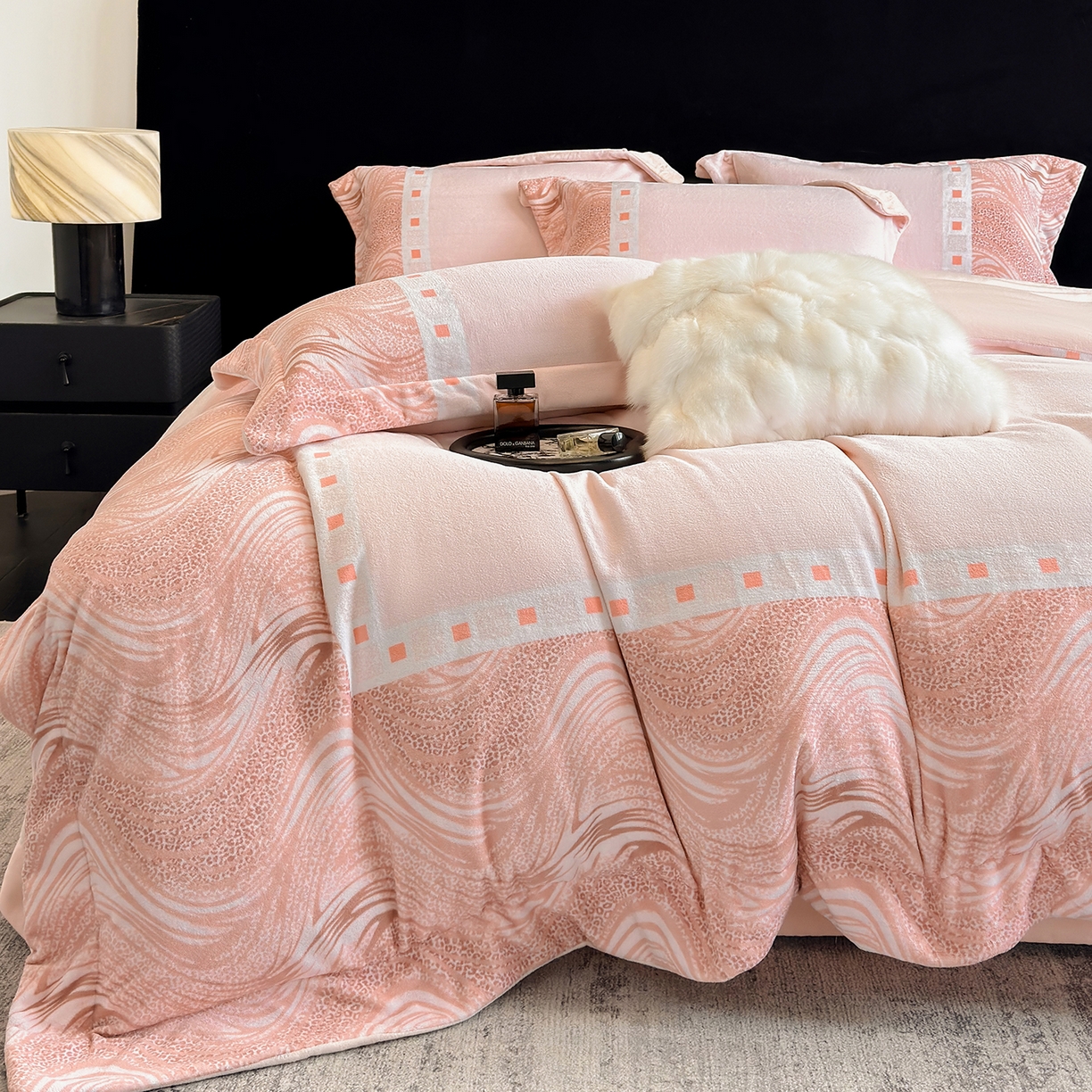 91家纺网 家纺一手货源 找家纺 新方向 2025新款全消光A类数码印花牛奶绒四件套-贝斯 贝斯-蔷薇粉