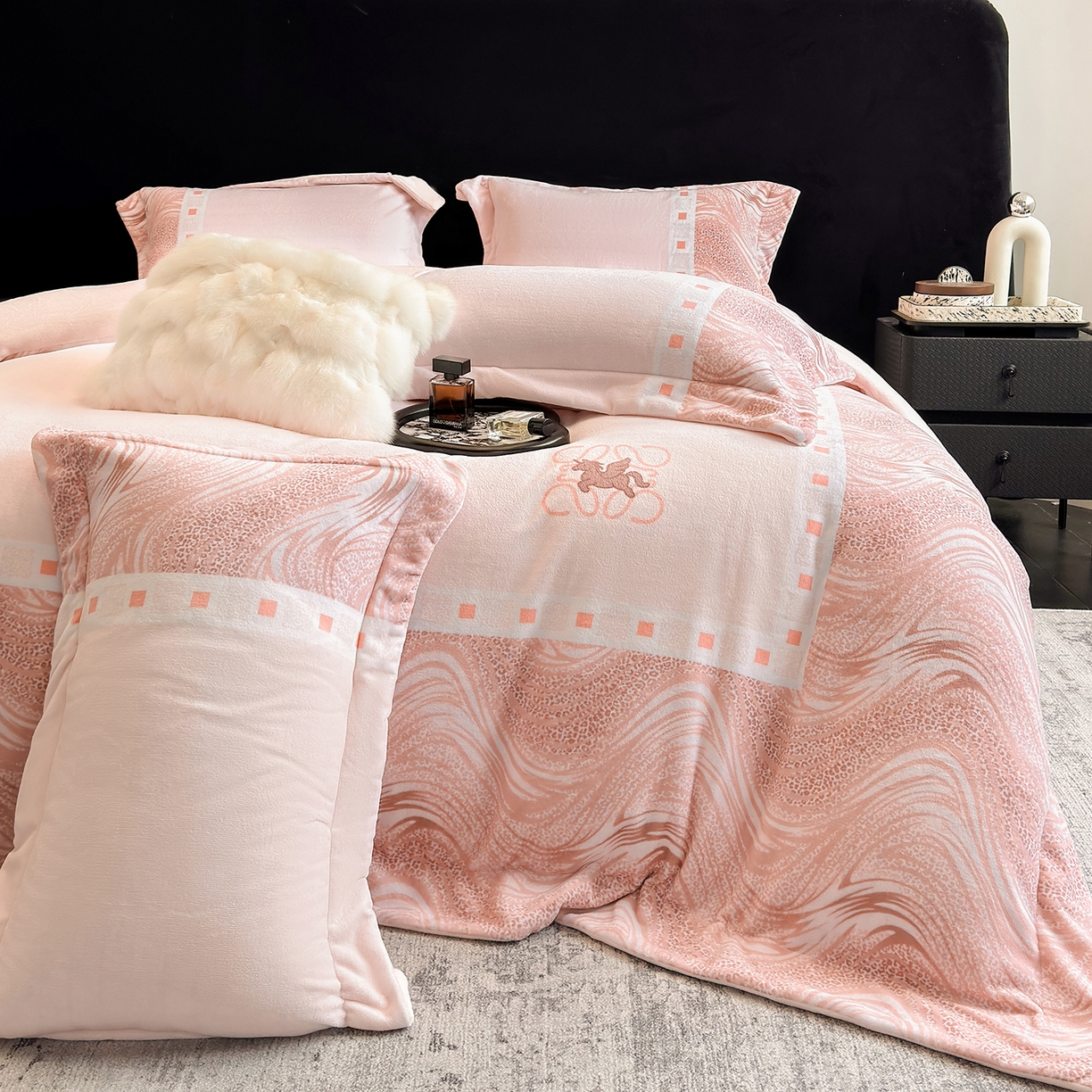 91家纺网 家纺一手货源 找家纺 新方向 2025新款全消光A类数码印花牛奶绒四件套-贝斯 贝斯-蔷薇粉