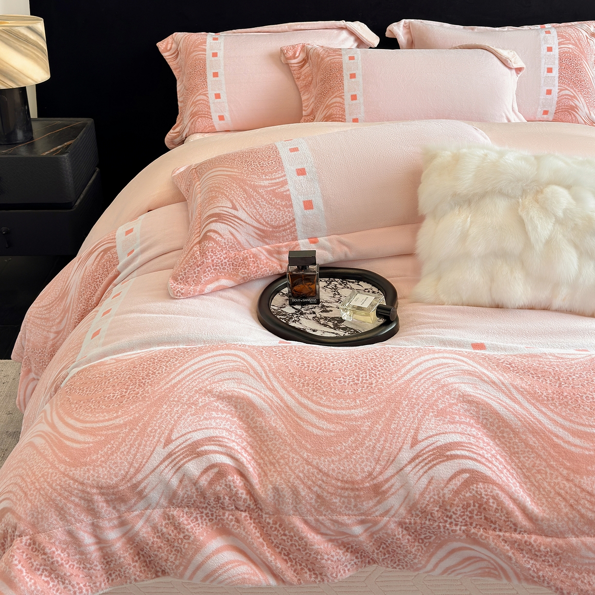 91家纺网 家纺一手货源 找家纺 新方向 2025新款全消光A类数码印花牛奶绒四件套-贝斯 贝斯-蔷薇粉