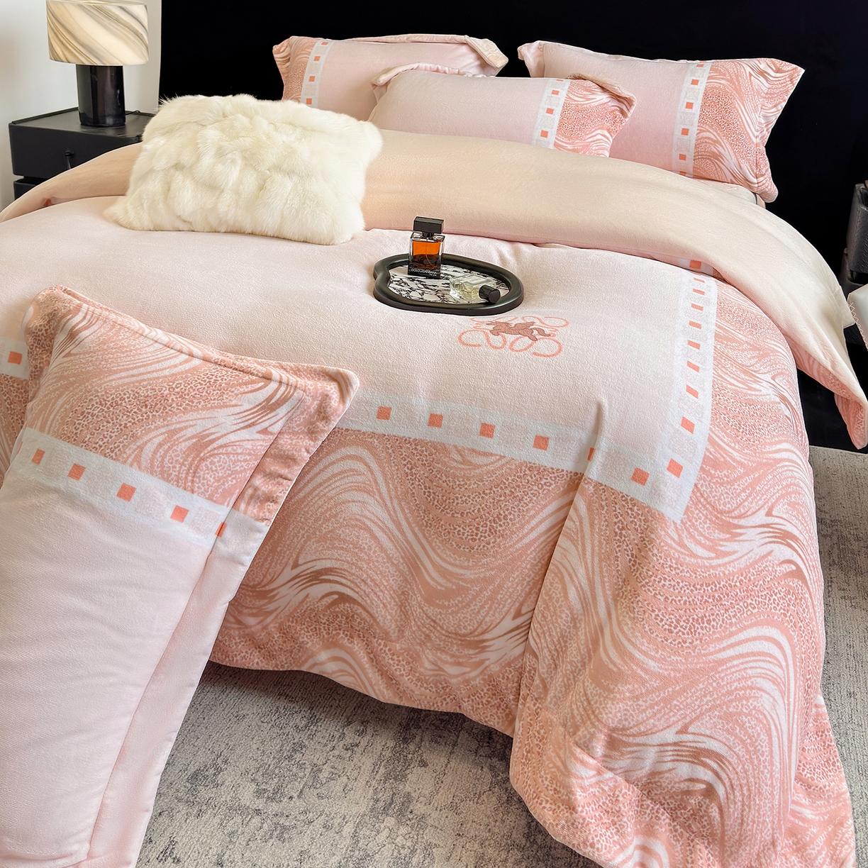 91家纺网 家纺一手货源 找家纺 新方向 2025新款全消光A类数码印花牛奶绒四件套-贝斯 贝斯-蔷薇粉