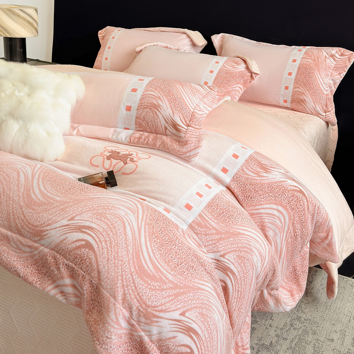 91家纺网 家纺一手货源 找家纺 新方向 2025新款全消光A类数码印花牛奶绒四件套-贝斯 贝斯-蔷薇粉