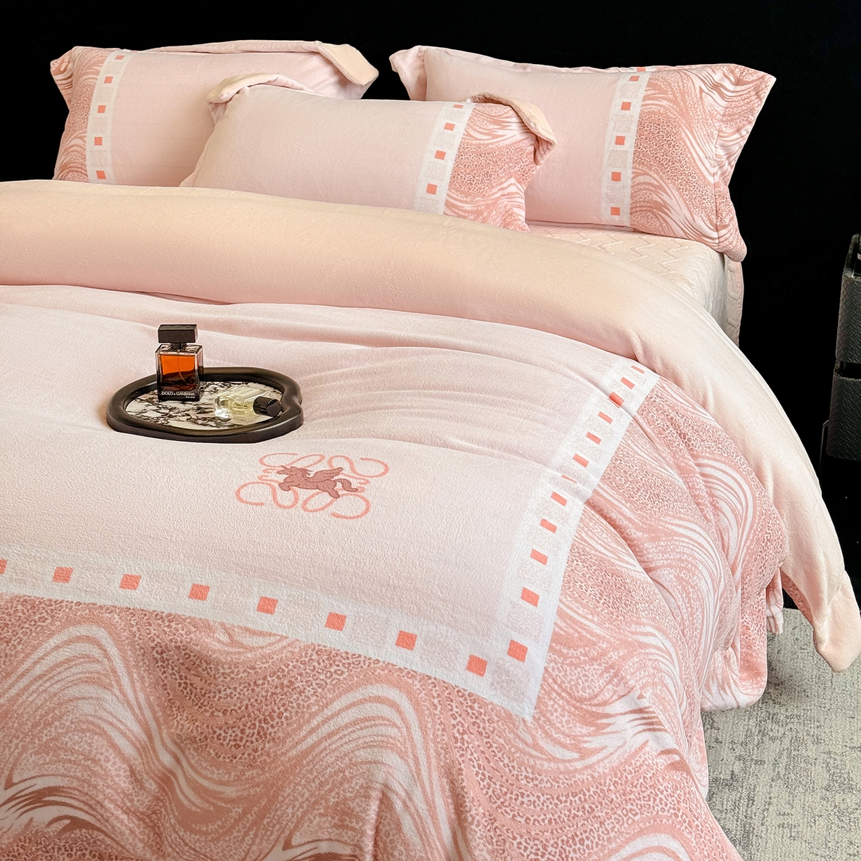 91家纺网 家纺一手货源 找家纺 新方向 2025新款全消光A类数码印花牛奶绒四件套-贝斯 贝斯-蔷薇粉