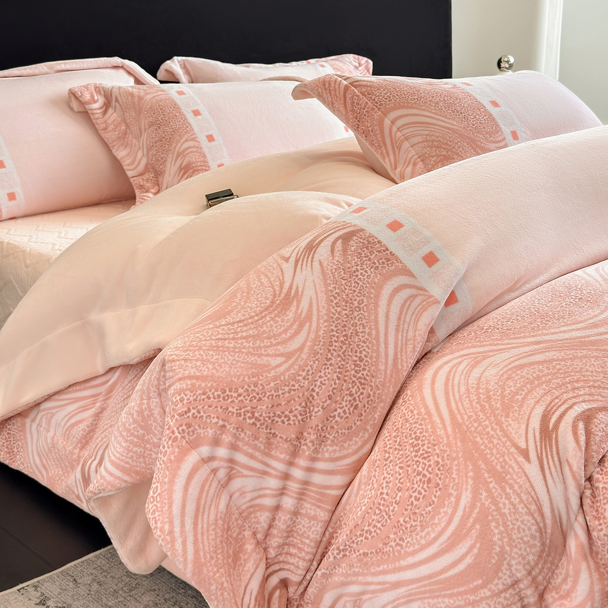 91家纺网 家纺一手货源 找家纺 新方向 2025新款全消光A类数码印花牛奶绒四件套-贝斯 贝斯-蔷薇粉