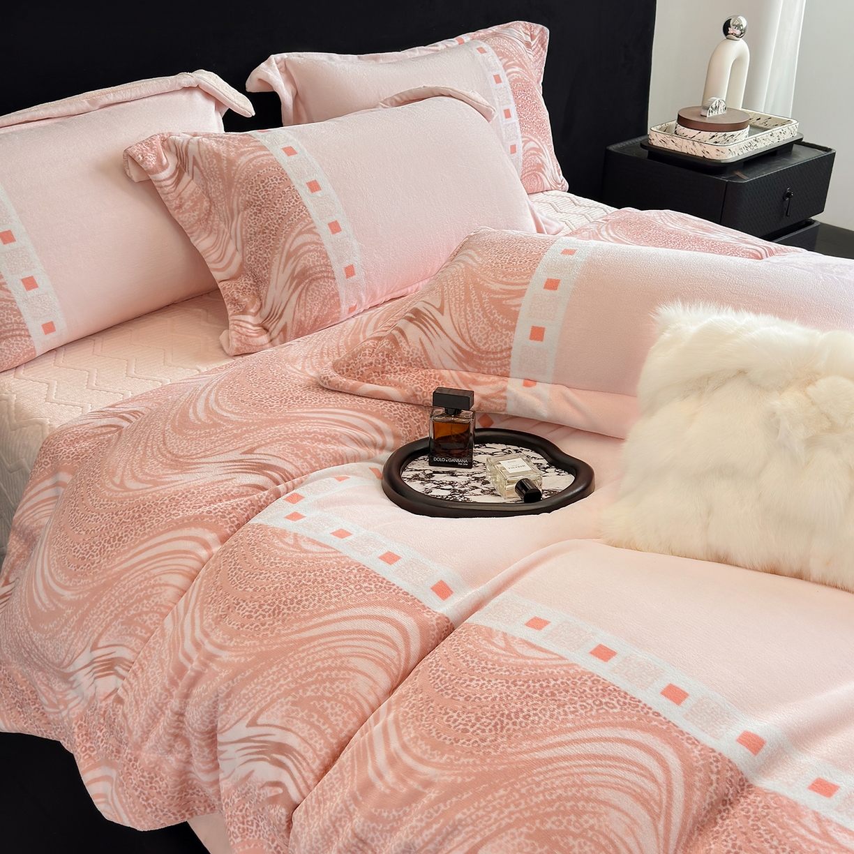 91家纺网 家纺一手货源 找家纺 新方向 2025新款全消光A类数码印花牛奶绒四件套-贝斯 贝斯-蔷薇粉