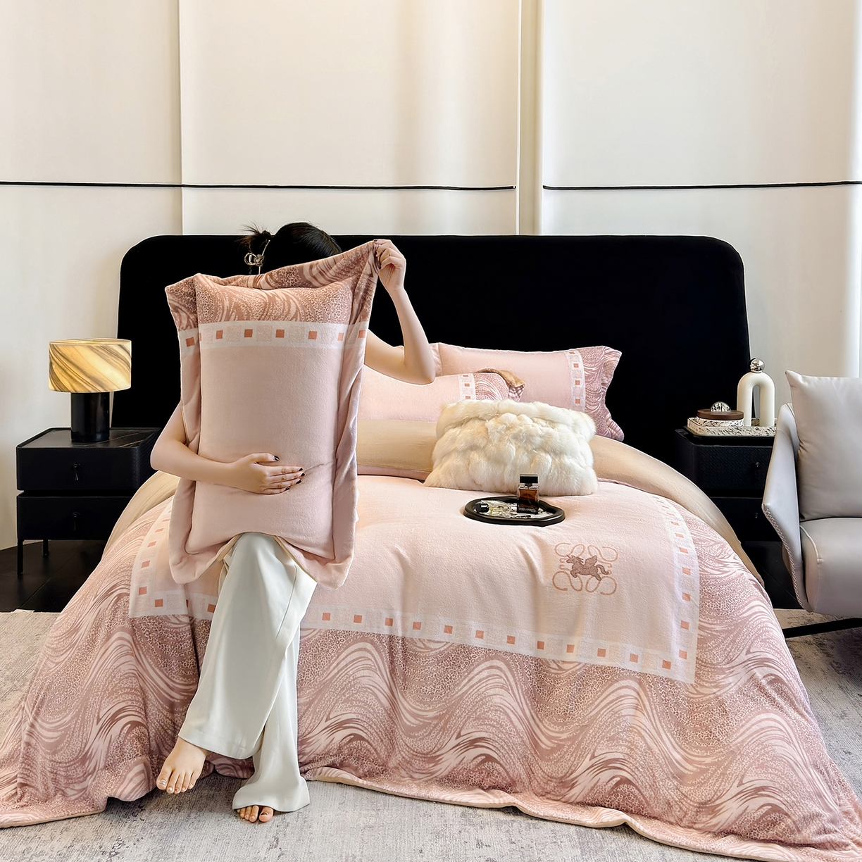 91家纺网 家纺一手货源 找家纺 新方向 2025新款全消光A类数码印花牛奶绒四件套-贝斯 贝斯-香槟