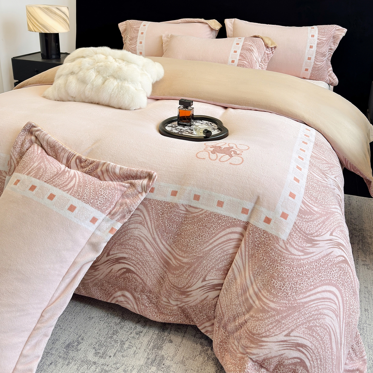 91家纺网 家纺一手货源 找家纺 新方向 2025新款全消光A类数码印花牛奶绒四件套-贝斯 贝斯-香槟