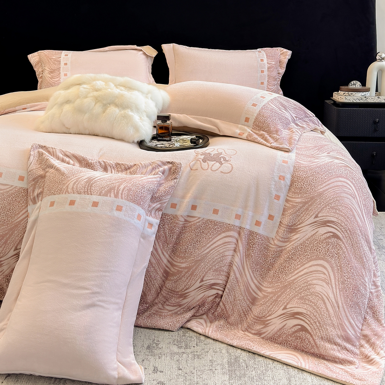 91家纺网 家纺一手货源 找家纺 新方向 2025新款全消光A类数码印花牛奶绒四件套-贝斯 贝斯-香槟