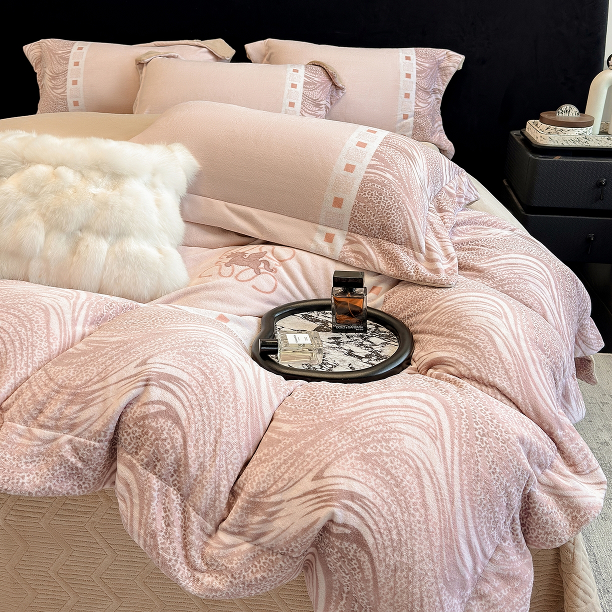 91家纺网 家纺一手货源 找家纺 新方向 2025新款全消光A类数码印花牛奶绒四件套-贝斯 贝斯-香槟