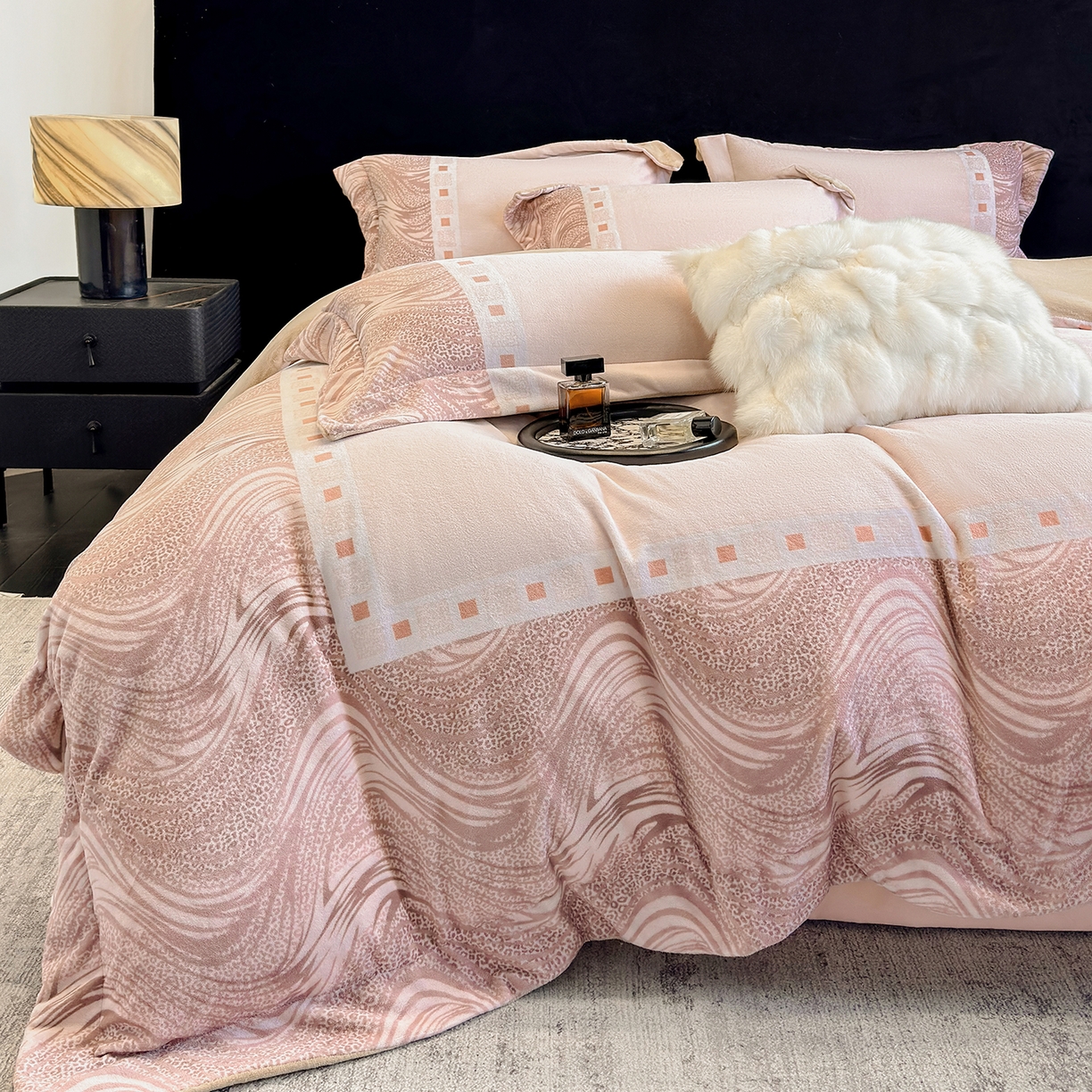 91家纺网 家纺一手货源 找家纺 新方向 2025新款全消光A类数码印花牛奶绒四件套-贝斯 贝斯-香槟