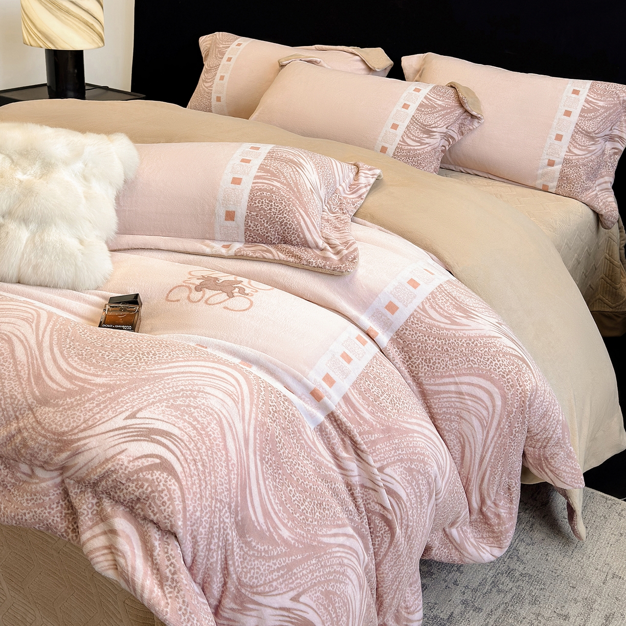 91家纺网 家纺一手货源 找家纺 新方向 2025新款全消光A类数码印花牛奶绒四件套-贝斯 贝斯-香槟