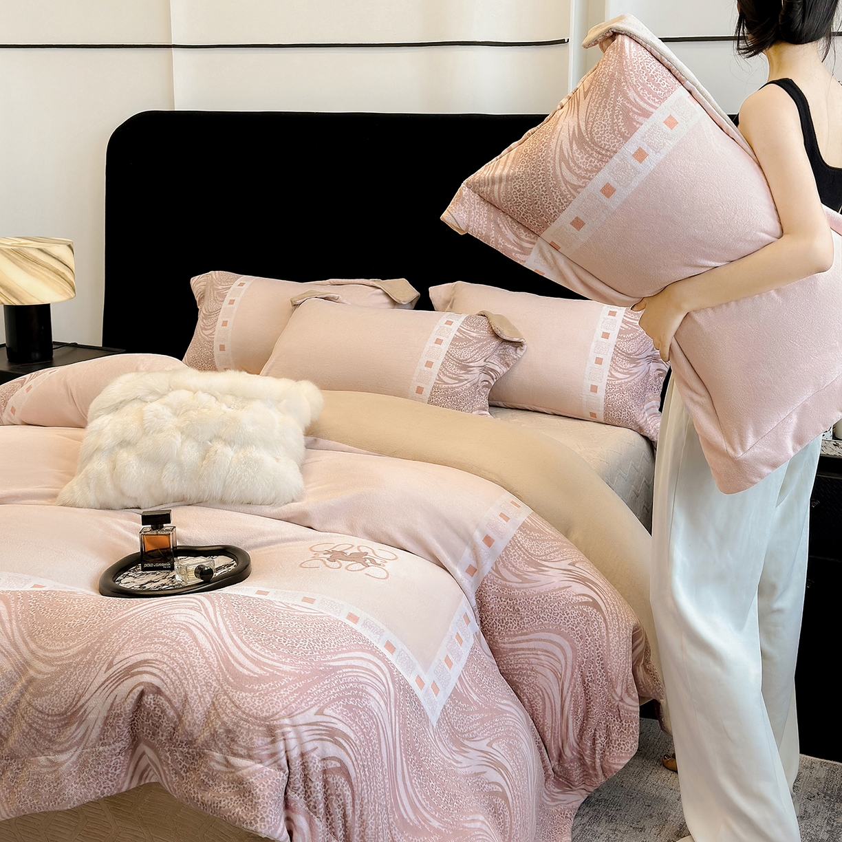 91家纺网 家纺一手货源 找家纺 新方向 2025新款全消光A类数码印花牛奶绒四件套-贝斯 贝斯-香槟