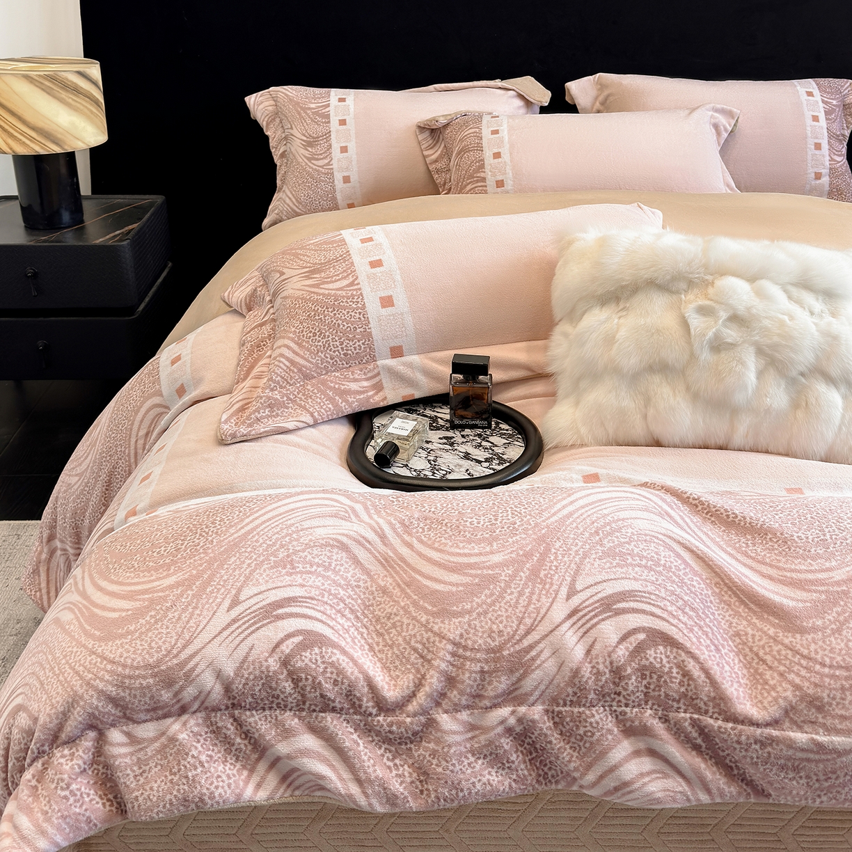 91家纺网 家纺一手货源 找家纺 新方向 2025新款全消光A类数码印花牛奶绒四件套-贝斯 贝斯-香槟