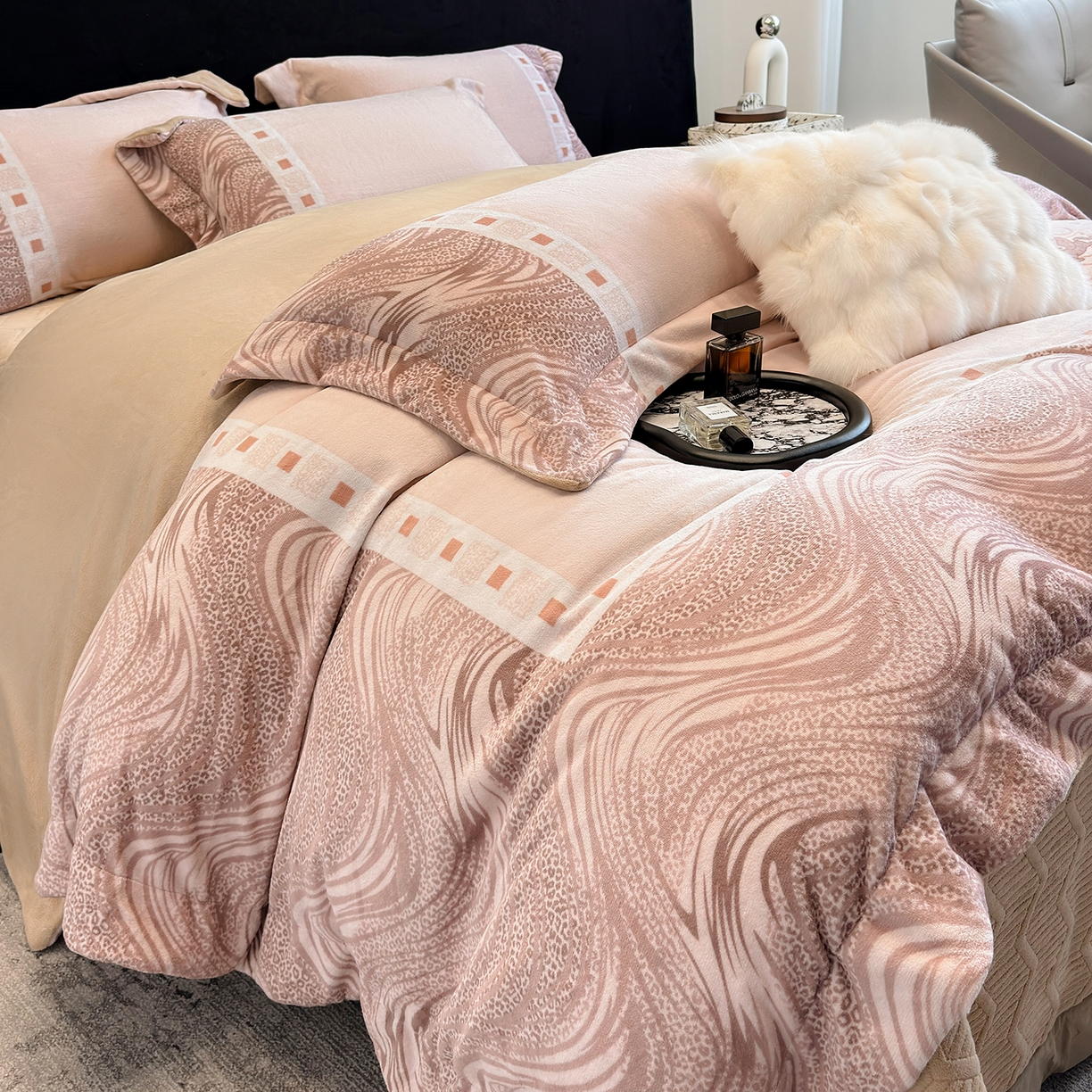 91家纺网 家纺一手货源 找家纺 新方向 2025新款全消光A类数码印花牛奶绒四件套-贝斯 贝斯-香槟