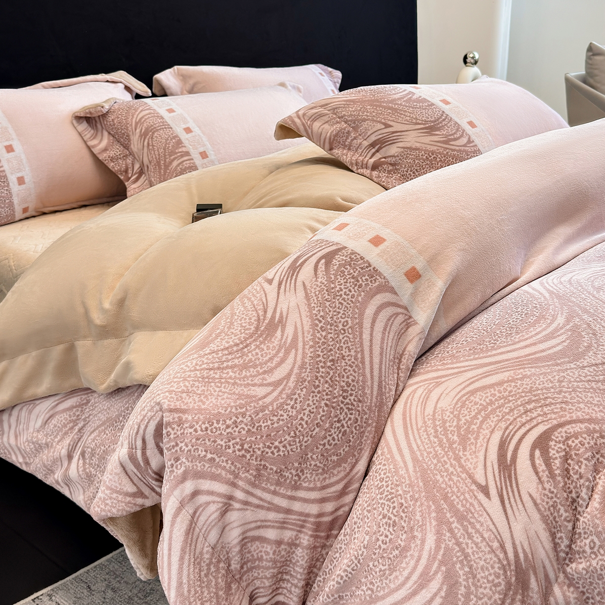 91家纺网 家纺一手货源 找家纺 新方向 2025新款全消光A类数码印花牛奶绒四件套-贝斯 贝斯-香槟