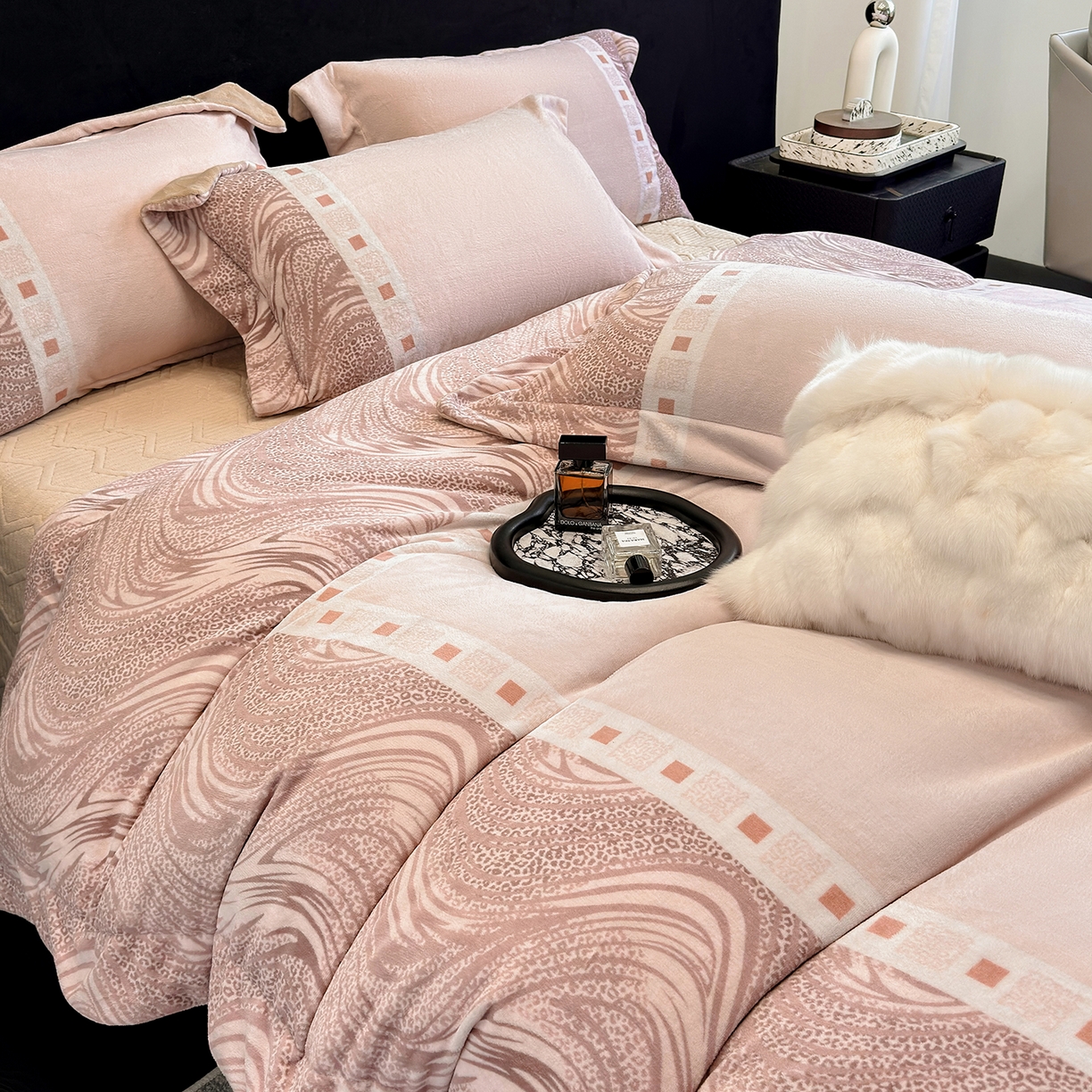 91家纺网 家纺一手货源 找家纺 新方向 2025新款全消光A类数码印花牛奶绒四件套-贝斯 贝斯-香槟