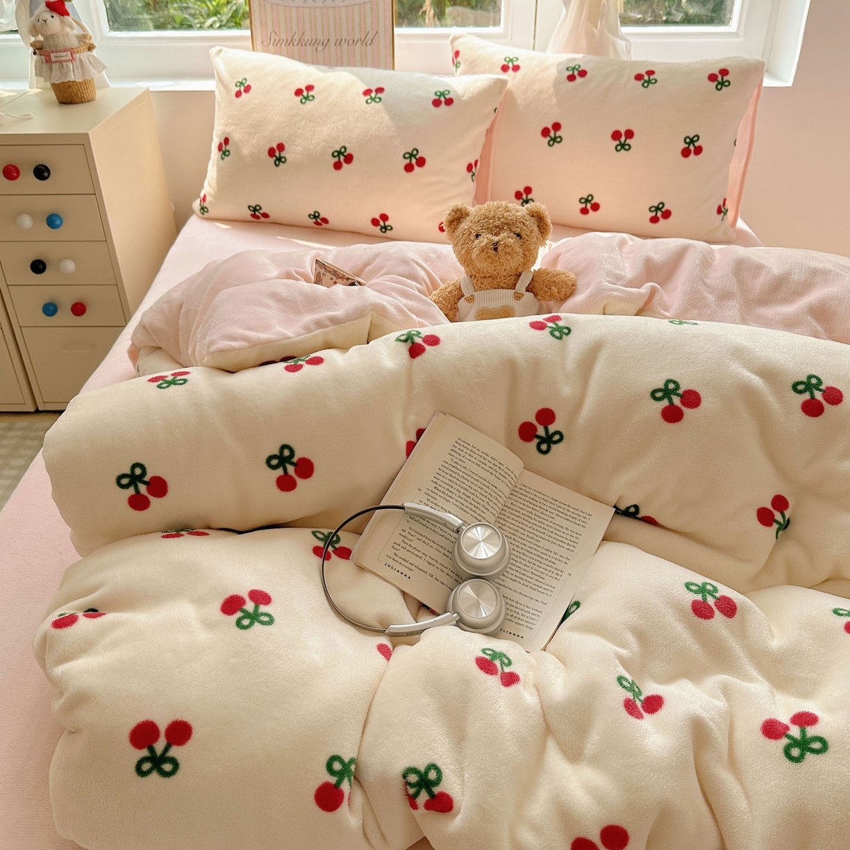 91家纺网 家纺一手货源 找家纺 优选 2025新款小清新加厚高克重牛奶绒四件套直播爆款电商爆款粉色樱桃