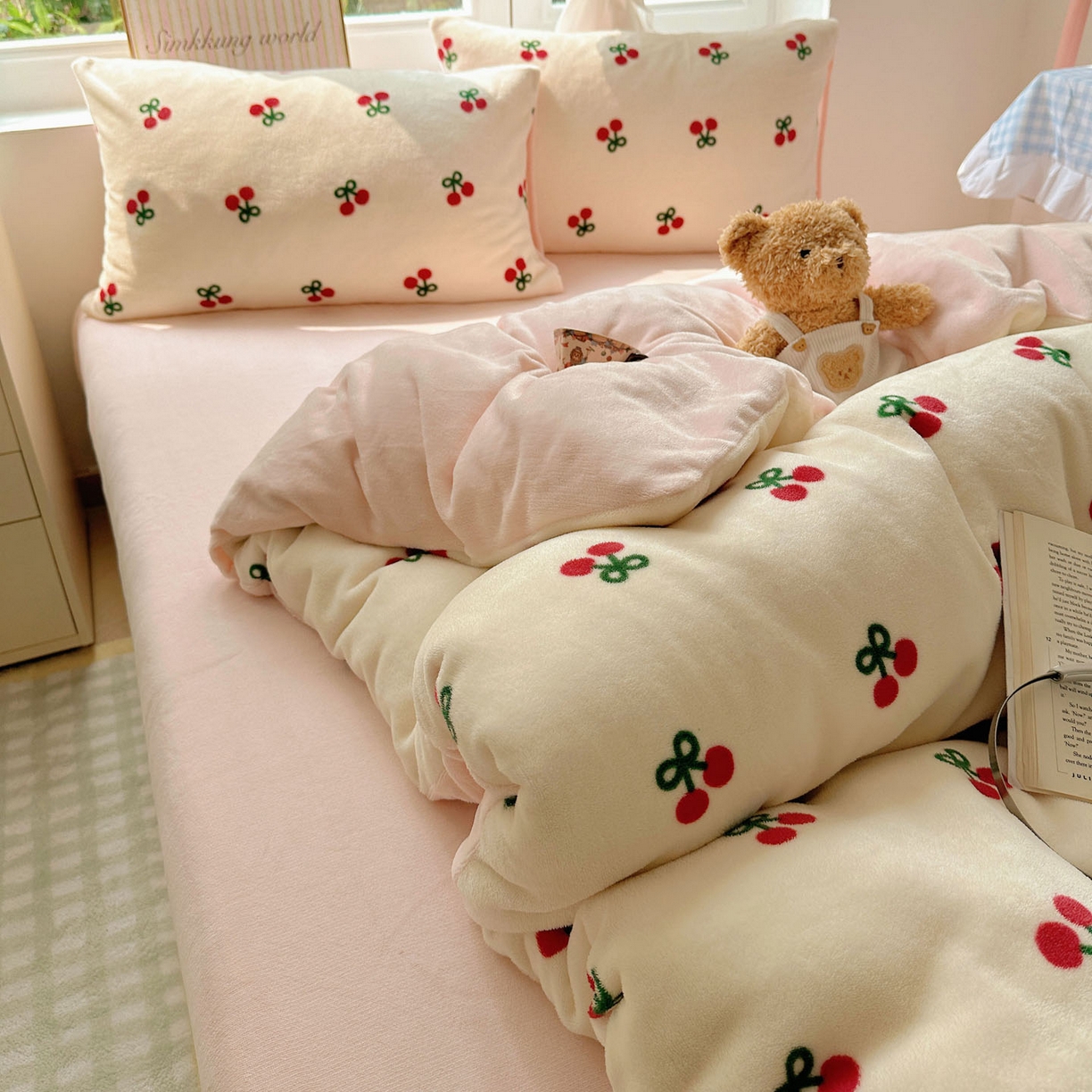 91家纺网 家纺一手货源 找家纺 优选 2025新款小清新加厚高克重牛奶绒四件套直播爆款电商爆款粉色樱桃
